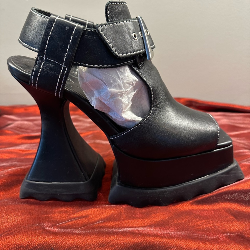 John Fluevog Black Munster Max T-Strap Daisy Platform Sandals
